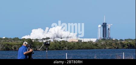 Cape Canaveral, États-Unis d'Amérique. 22 mai 2020. La fusée SpaceX Falcon 9 transportant le vaisseau spatial Crew Dragon lors d'un bref essai statique au complexe de lancement 39A en préparation à la mission Demo-2 au Kennedy Space Center le 22 mai 2020 à Cape Canaveral, Floride. La mission SpaceX Demo-2 de la NASA est le premier lancement commercial qui transporte des astronautes à la Station spatiale internationale. Crédit: Joel Kowsky/NASA/Alay Live News Banque D'Images