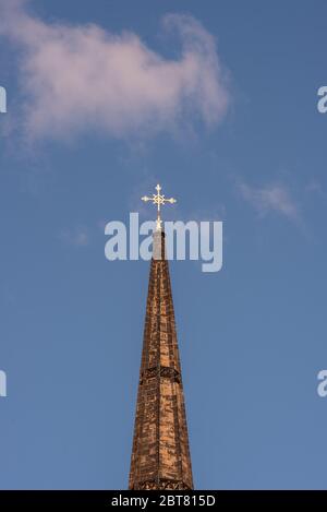 Spire avec croix éclairée par le soleil contre le ciel bleu de l'église St Johns maintenant le Hub sur le Royal Mile Édimbourg Banque D'Images