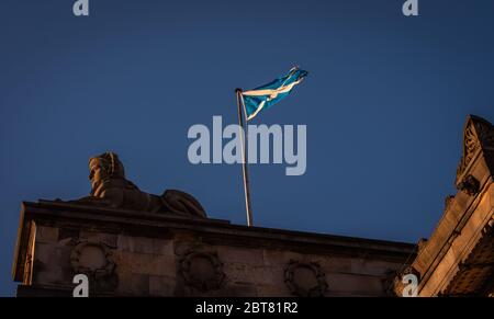 Sphynx sur le toit de la National Gallery of Scotland à Édimbourg avec drapeau de la saltire Banque D'Images