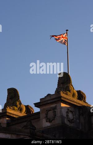 Sphynx sur le toit de la National Gallery of Scotland à Édimbourg avec drapeau de l'Union Jack volant contre le ciel bleu Banque D'Images