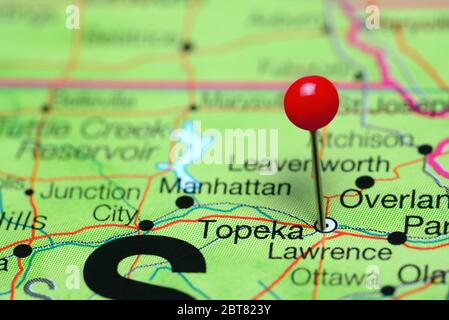 Topeka a épinglé sur une carte de Kansas, USA Banque D'Images