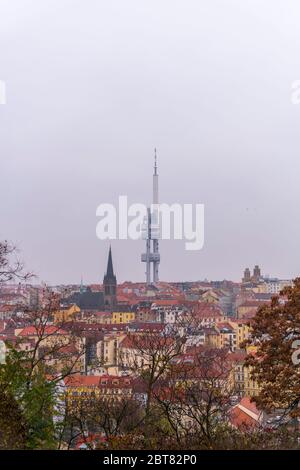 Vue sur la ville de Prague, avec de nombreux toits rouges, des églises et le site touristique de Tower Park Praha. Banque D'Images