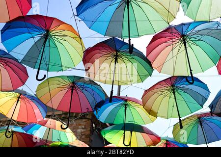 Arrière-plan coloré arc-en-ciel différentes couleurs parasols. Unban touristique décoration de rue. Banque D'Images