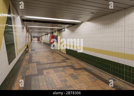 Un tunnel souterrain normalement occupé reliant les plates-formes de la gare centrale de Sydney, même un samedi, est complètement vide dans la pandémie Covid-19. Banque D'Images