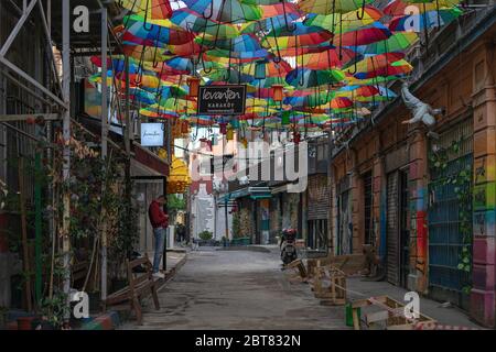 Turquie, Istanbul - mai 2020. Arrière-plan coloré arc-en-ciel différentes couleurs parasols. Unban touristique décoration de rue. Banque D'Images