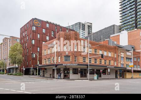 L'hôtel Sutherlands de Broadway, dans la banlieue intérieure de Sydney, à Chippendale, est un exemple d'un bâtiment de style fonctionnaliste entre les deux guerres, construit en 1939 Banque D'Images