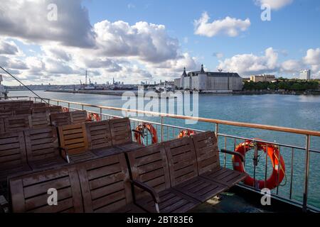 Vue vide des lignes de la ville ferry à cause du couvre-feu. Le couvre-feu restera en vigueur le 23-26 mai pour se terminer le mardi minuit. Banque D'Images