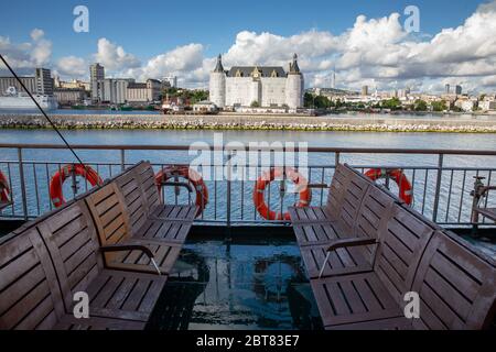 Vue vide des lignes de la ville ferry à cause du couvre-feu. Le couvre-feu restera en vigueur le 23-26 mai pour se terminer le mardi minuit. Banque D'Images