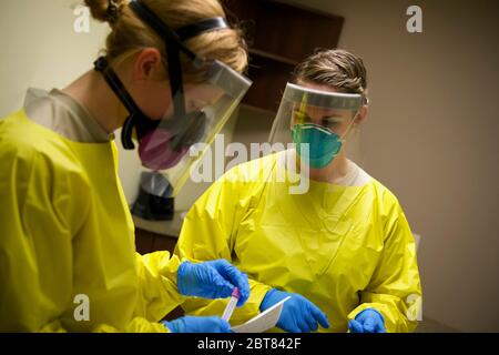 Les soldats de la Garde nationale du Minnesota étiquettent un échantillon d'un patient pendant le test du coronavirus COVID-19 dans un établissement de soins de longue durée le 15 mai 2020 à Minneapolis, au Minnesota. Banque D'Images