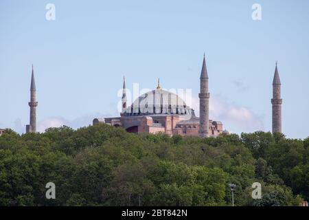 Vue sur les dômes et les minarets du musée Sainte-Sophie, situé sur la péninsule historique d'Istanbul. Banque D'Images