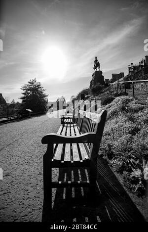 Bancs vides dans Princes Street Gardens Édimbourg pendant l'isolement 2020 Banque D'Images