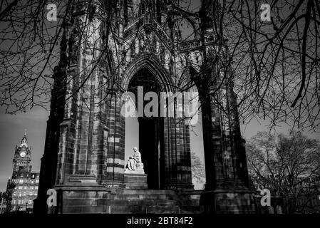 Scott Monument de Princes Street Édimbourg. Prise pendant le confinement à l'été 2020. Prise de vue spectaculaire en noir et blanc. Banque D'Images