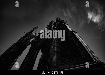 Scott Monument de Princes Street Édimbourg. Prise pendant le confinement à l'été 2020. Prise de vue spectaculaire en noir et blanc. Banque D'Images