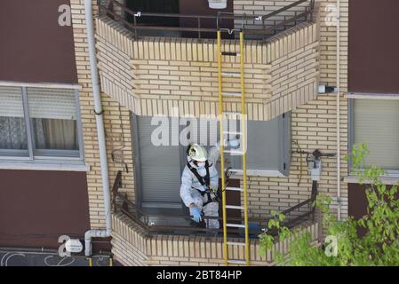 AlmazÃN, Espagne. 23 mai 2020. Un pompier sur un balcon à la recherche d'un homme mentalement malade disparu. Il a été absent pendant deux jours de son lieu de détention et a finalement apparu dans une forêt de peupliers près de la rivière Duero, où il a passé la nuit. Crédit : Jorge Sanz/SOPA Images/ZUMA Wire/Alay Live News Banque D'Images