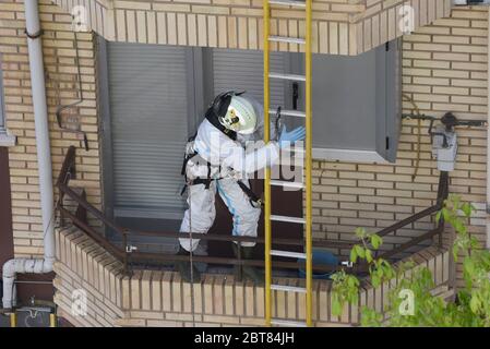 AlmazÃN, Espagne. 23 mai 2020. Un pompier sur un balcon à la recherche d'un homme mentalement malade disparu. Il a été absent pendant deux jours de son lieu de détention et a finalement apparu dans une forêt de peupliers près de la rivière Duero, où il a passé la nuit. Crédit : Jorge Sanz/SOPA Images/ZUMA Wire/Alay Live News Banque D'Images