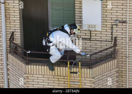 AlmazÃN, Espagne. 23 mai 2020. Un pompier sur un balcon à la recherche d'un homme mentalement malade disparu. Il a été absent pendant deux jours de son lieu de détention et a finalement apparu dans une forêt de peupliers près de la rivière Duero, où il a passé la nuit. Crédit : Jorge Sanz/SOPA Images/ZUMA Wire/Alay Live News Banque D'Images