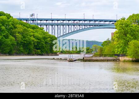 Journée d'été pittoresque image du pont Henry Hudson situé dans le parc Inwood Hill de Manhattan. Banque D'Images