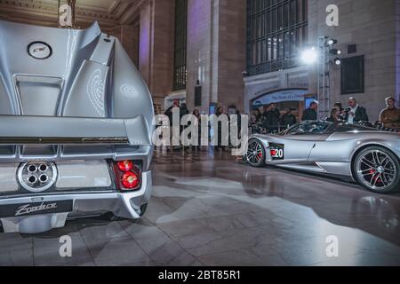 11/4/19 - New York, NY - Pagani prend le relais du Grand Central terminal avec cinq Zondas et UN Huayra. Pagani, l’histoire d’un rêve », souligne l’histoire Banque D'Images