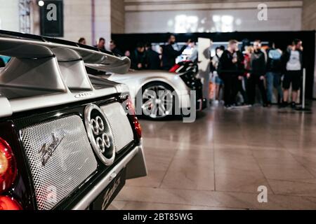 11/4/19 - New York, NY - Pagani prend le relais du Grand Central terminal avec cinq Zondas et UN Huayra. Pagani, l’histoire d’un rêve », souligne l’histoire Banque D'Images