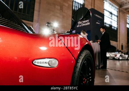 11/4/19 - New York, NY - Pagani prend le relais du Grand Central terminal avec cinq Zondas et UN Huayra. Pagani, l’histoire d’un rêve », souligne l’histoire Banque D'Images