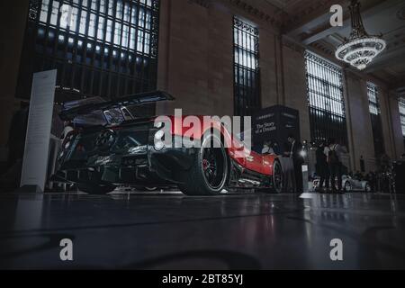 11/4/19 - New York, NY - Pagani prend le relais du Grand Central terminal avec cinq Zondas et UN Huayra. Pagani, l’histoire d’un rêve », souligne l’histoire Banque D'Images