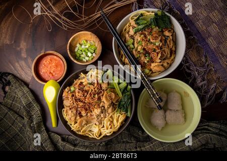 Poulet traditionnel indonésien nouilles ou bakmi mie ayam avec baso ou boule de boeuf Banque D'Images