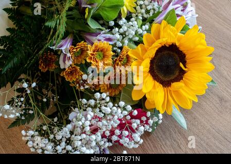Bouquet de fleurs sauvages. Composition de fleurs colorées. Banque D'Images