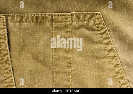 Vêtements de coton stonewashed texture avec coutures, fermoirs, boutons et rivets, macro Banque D'Images