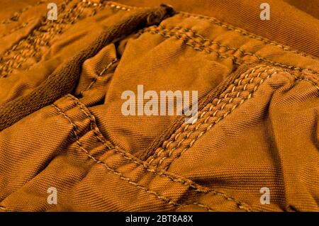 Vêtements de coton stonewashed texture avec coutures, fermoirs, boutons et rivets, macro Banque D'Images