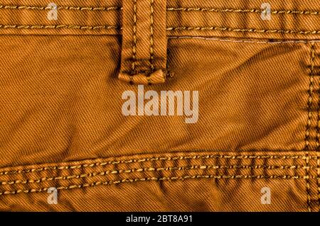Vêtements de coton stonewashed texture avec coutures, fermoirs, boutons et rivets, macro Banque D'Images