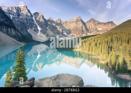 Magnifique paysage de nature éclatant. Vue fantastique sur le lac alpin turquoise, les arbres et les montagnes majestueuses, sous la lumière du soleil. Nature incroyable montagne la Banque D'Images