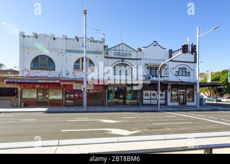 Magasins et entreprises vides sur Anzac Parade à Kensington, Sydney, Australie, pendant la pandémie de coronavirus COVID-19 de 2020. Normalement, une artère animée et animée, la rue est à l'air libre de personnes et de la circulation pendant le verrouillage social de distanciation. Photo : une bande de cinq restaurants et entreprises au 172-180 Anzac Parade, à l'angle nord-est de son intersection avec Todman Avenue à Kensington. Banque D'Images