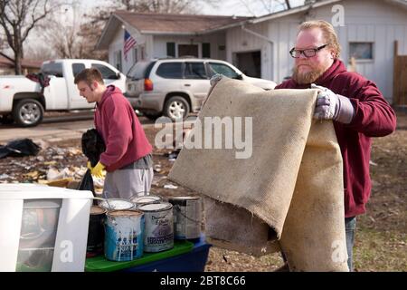 Nettoyage des crues de la rivière Meramec à Arnold, Missouri, États-Unis Banque D'Images