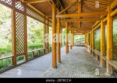 Le long Corridor chinois tranditionnel pour les loisirs sur la route de l'alpinisme, vu de l'intérieur, Sanming, Fujian, Chine Banque D'Images