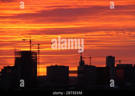 Pékin, Belgique. 22 mai 2020. Le nuage et l'horizon de la ville sont vus au crépuscule à Bruxelles, Belgique, le 22 mai 2020. Credit: Zheng Huansong/Xinhua/Alay Live News Banque D'Images