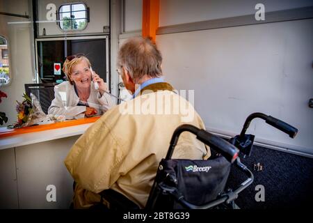 Rijswijk, pays-Bas. 23 mai 2020. M. Van Vliet (94 ans), qui vit à Laagvoorde (centre de soins en résidence), parle à sa fille derrière le verre dans une remorque à cheval parce que les maisons de soins ne sont pas encore autorisées à recevoir des visiteurs en raison de la crise du coronavirus. Crédit : SOPA Images Limited/Alamy Live News Banque D'Images