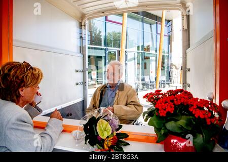 Rijswijk, pays-Bas. 23 mai 2020. M. Van Vliet (94 ans), qui vit à Laagvoorde (centre de soins en résidence), parle à sa fille derrière le verre dans une remorque à cheval parce que les maisons de soins ne sont pas encore autorisées à recevoir des visiteurs en raison de la crise du coronavirus. Crédit : SOPA Images Limited/Alamy Live News Banque D'Images