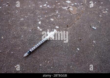 aiguille sur un plancher de chaussée cimenté à béton concète Banque D'Images