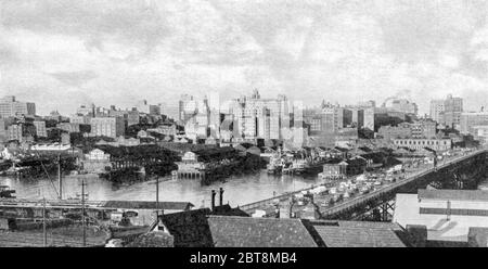 Sydney Australie 1938 : l'horizon du quartier des affaires de la ville, vu de Pyrmont, avec le trafic sur le pont de Pyrmont et les quais de marchandises de Darling Harbour au premier plan Banque D'Images