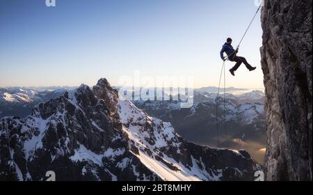 Aventure épique Sport extrême composite de Rock Climbing Homme Rappelling d'une falaise Banque D'Images