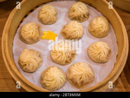 La soupe de crabe chinois traditionnel xiao long Bao ou xiaolongbao fraîchement cuite à la vapeur ramollive un panier vapeur dans un restaurant de Singapour Banque D'Images