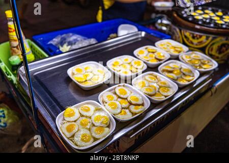 Cuisine traditionnelle Thai Street Fast Food, œufs de caille cuits dans un chauffe-manteau chaud indenté poêle. Cuisine asiatique, délicatesse, Culture, cuisine, snack Banque D'Images