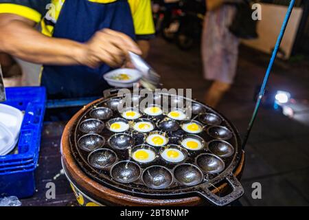 Cuisine traditionnelle Thai Street Fast Food, œufs de caille cuits dans un chauffe-manteau chaud indenté poêle. Cuisine asiatique, délicatesse, Culture, cuisine, snack Banque D'Images