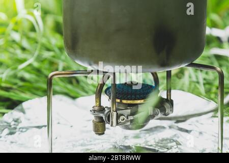 Cuisiner sur un voyage de camping avec brûleur à gaz. Banque D'Images