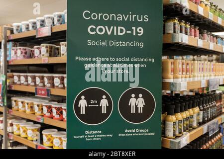 Coronavirus / COVID-19 signe social de distanciation dans Marks & Spencer Banque D'Images