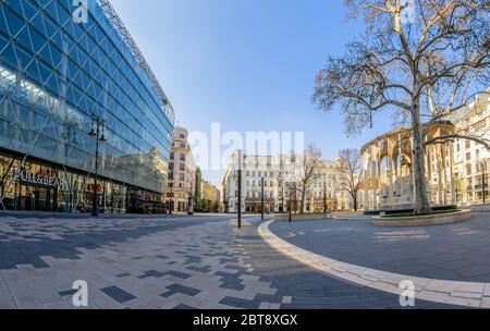 La place Vorosmarty rénovée avec la statue de Mihaly Vorosmarty et le fond le bâtiment historique du café Gerbeaud, au coeur de Budapest Banque D'Images