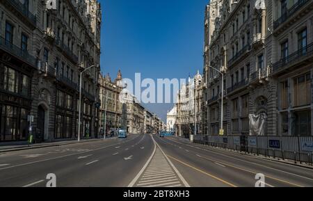 La rue Kossuth Lajos est l'une des rues principales du centre-ville de Budapest. Des palais élégants entourent les deux côtés de la rue. Hongrie.Europe. Banque D'Images