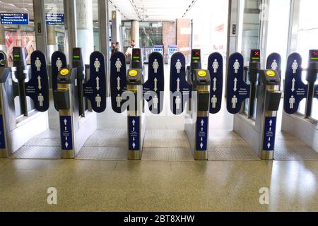 Londres, Royaume-Uni. 23 mai 2020. Sixième jour de Lockdown, à Londres. Barrières tarifaires à la gare de St Pancras, avec des conseils de distanciation sociale sur eux. Même s'il y a eu une levée partielle de l'isolement, il y a encore beaucoup de magasins qui doivent rester fermés, y compris les barbiers et les salons de coiffure, mais plus de gens semblent être dehors et sur les rues et dans la campagne. COVID-19 coronavirus LockDown, Londres, Royaume-Uni, le 23 mai 2020 crédit: Paul Marriott/Alay Live News Banque D'Images