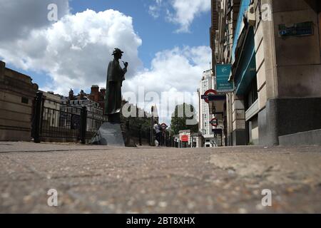 Londres, Royaume-Uni. 23 mai 2020. Sixième jour de Lockdown, à Londres. Il est très calme autour de la statue de Sherlock Holmes devant la station de métro Baker Street. Même s'il y a eu une levée partielle de l'isolement, il y a encore beaucoup de magasins qui doivent rester fermés, y compris les barbiers et les salons de coiffure, mais plus de gens semblent être dehors et sur les rues et dans la campagne. COVID-19 coronavirus LockDown, Londres, Royaume-Uni, le 23 mai 2020 crédit: Paul Marriott/Alay Live News Banque D'Images