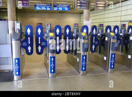 Londres, Royaume-Uni. 23 mai 2020. Sixième jour de Lockdown, à Londres. Barrières tarifaires à la gare de St Pancras, avec des conseils de distanciation sociale sur eux. Même s'il y a eu une levée partielle de l'isolement, il y a encore beaucoup de magasins qui doivent rester fermés, y compris les barbiers et les salons de coiffure, mais plus de gens semblent être dehors et sur les rues et dans la campagne. COVID-19 coronavirus LockDown, Londres, Royaume-Uni, le 23 mai 2020 crédit: Paul Marriott/Alay Live News Banque D'Images